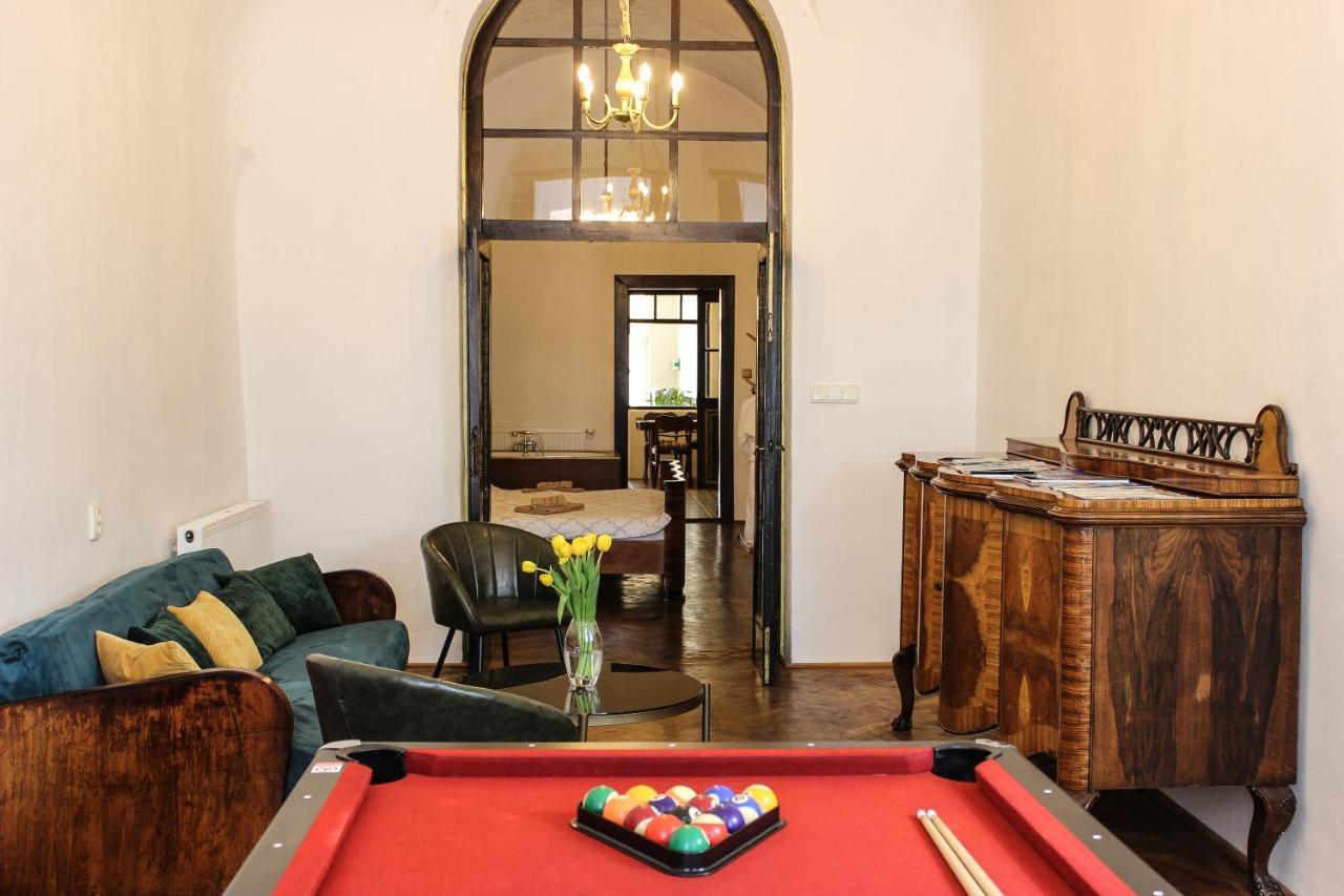 Roth's Apartment