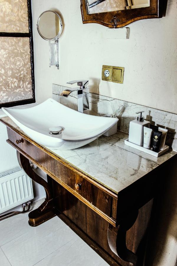 Roth's Apartment