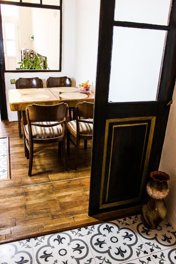Roth's Apartment *